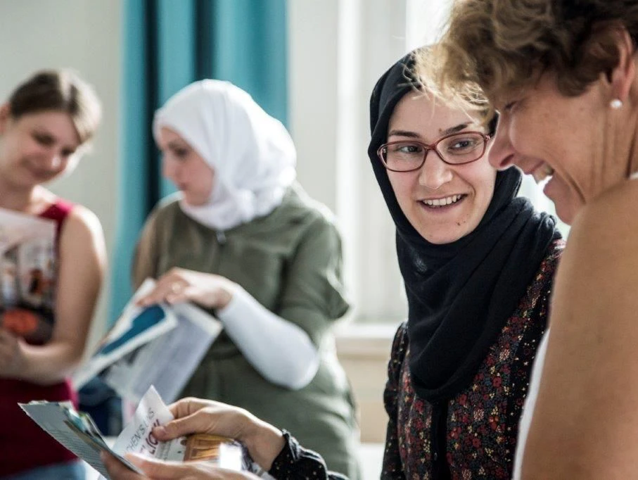 Das geht nicht online: menschliche Begegnung bei einem Volkshochschulkurs.