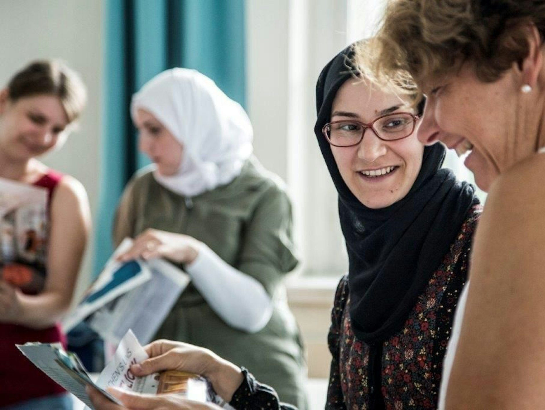 Das geht nicht online: menschliche Begegnung bei einem Volkshochschulkurs.