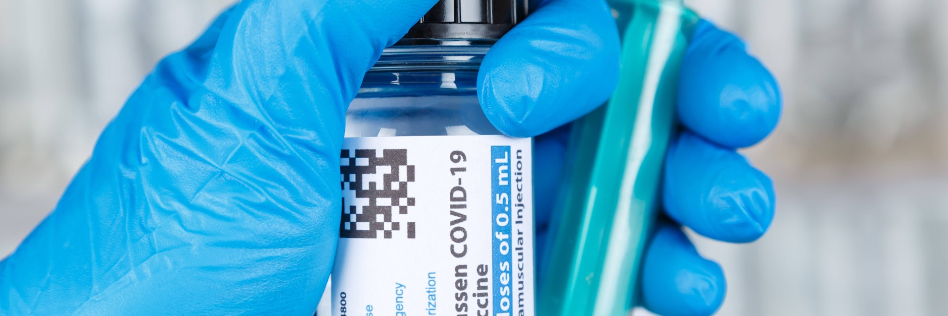 Eine Pflegekraft mit einer Impfdosis des Herstellers Johnson &amp; Johnson