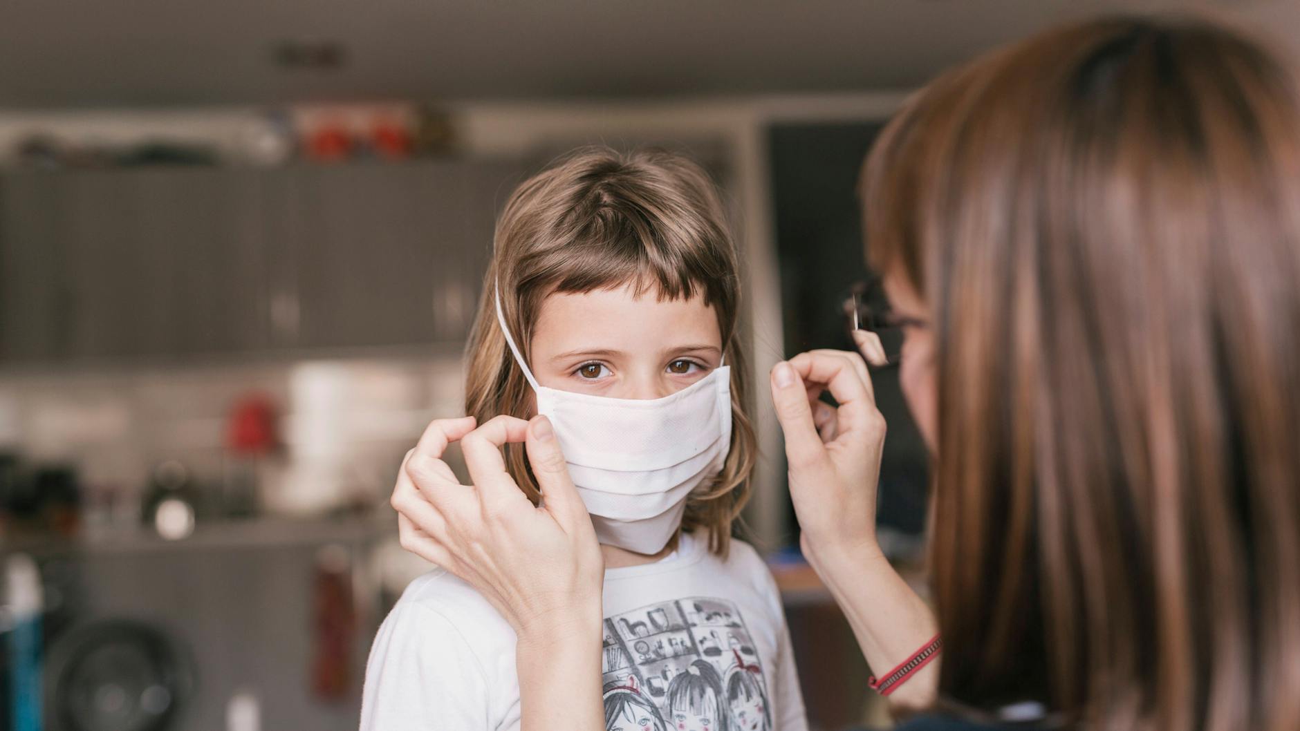 Für Kinder bis 14 Jahren reicht in Berlin eine einfache OP-Maske aus.