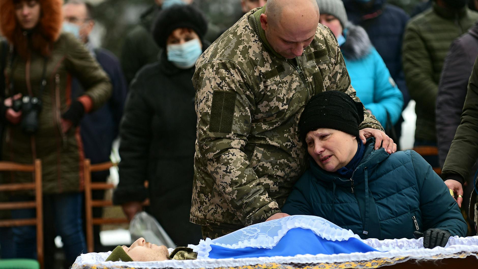 Tod und Trauer ohne Ende: 13.000 Menschen, darunter dieser ukrainische Soldat, sind den Kämpfen zum Opfer gefallen.