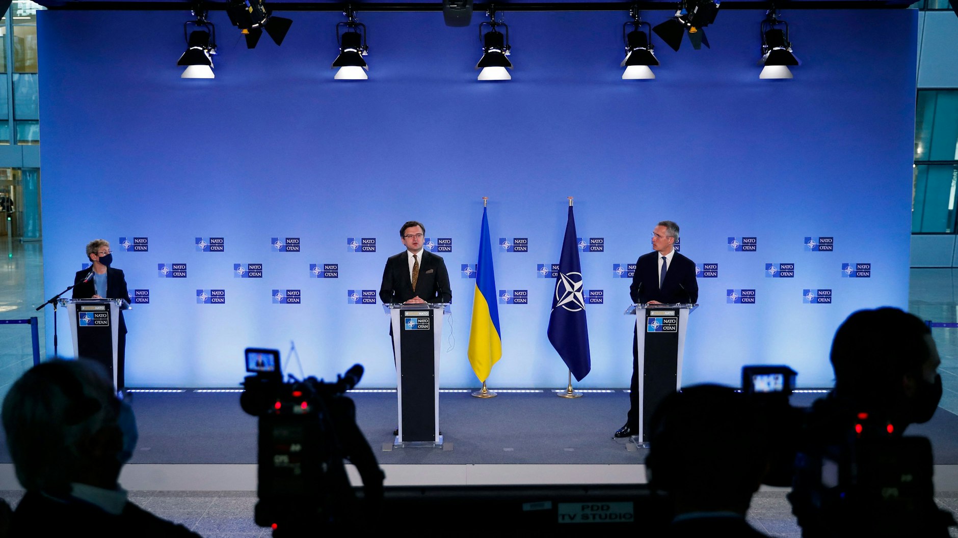 NATO-Sekretär Jens Stoltenberg (r.) und der ukrainische Außenminister Dmytro Kuleba bei einer Pressekonferenz im NATO-Hauptquartier in Brüssel.&nbsp;
