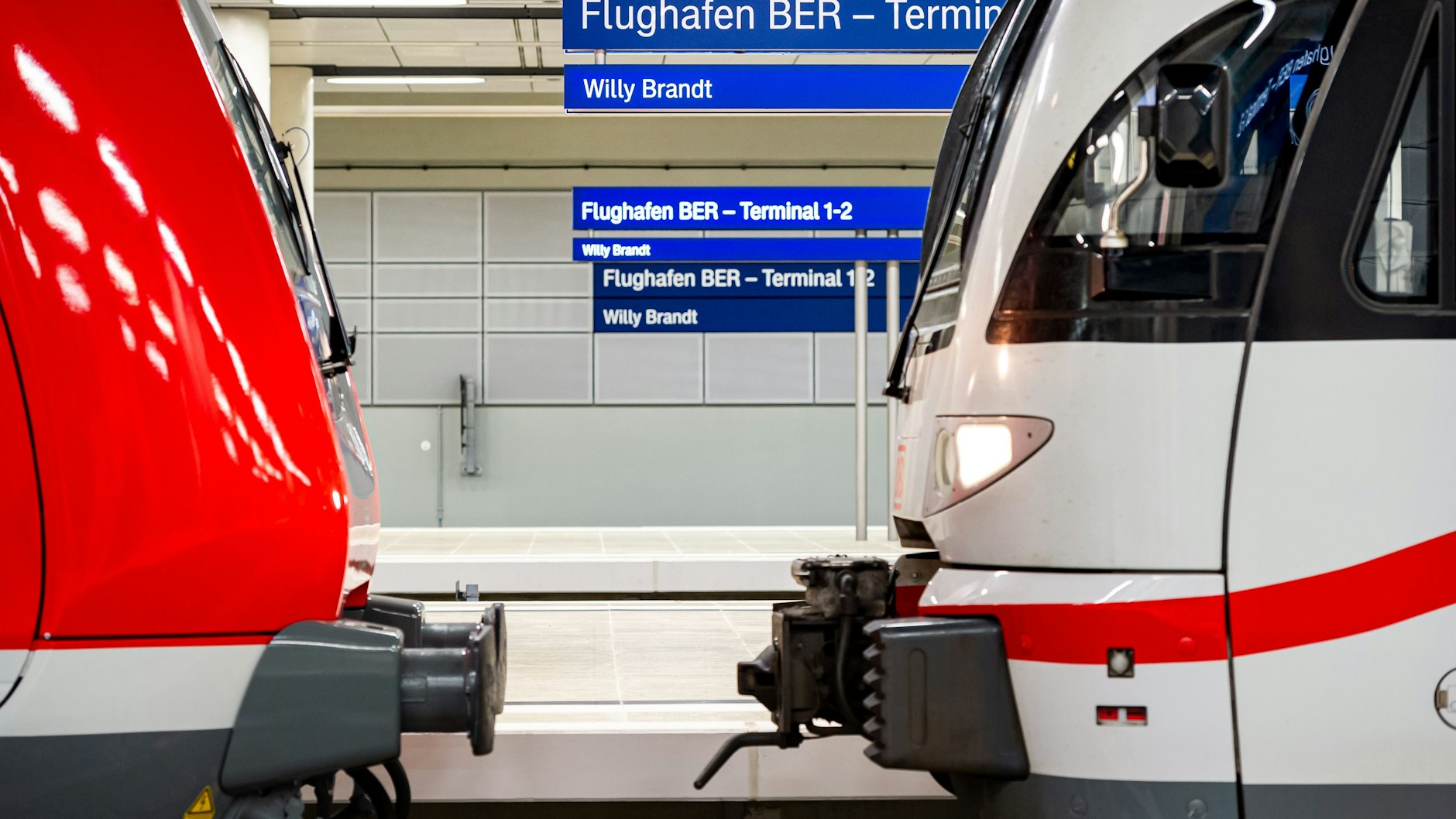 Zugbegegnung im Bahnhof unter dem Flughafen BER. Künftig sollen Regionalzüge (l.) und Intercity (r.) schneller zum neuen Schönefelder Airport kommen.