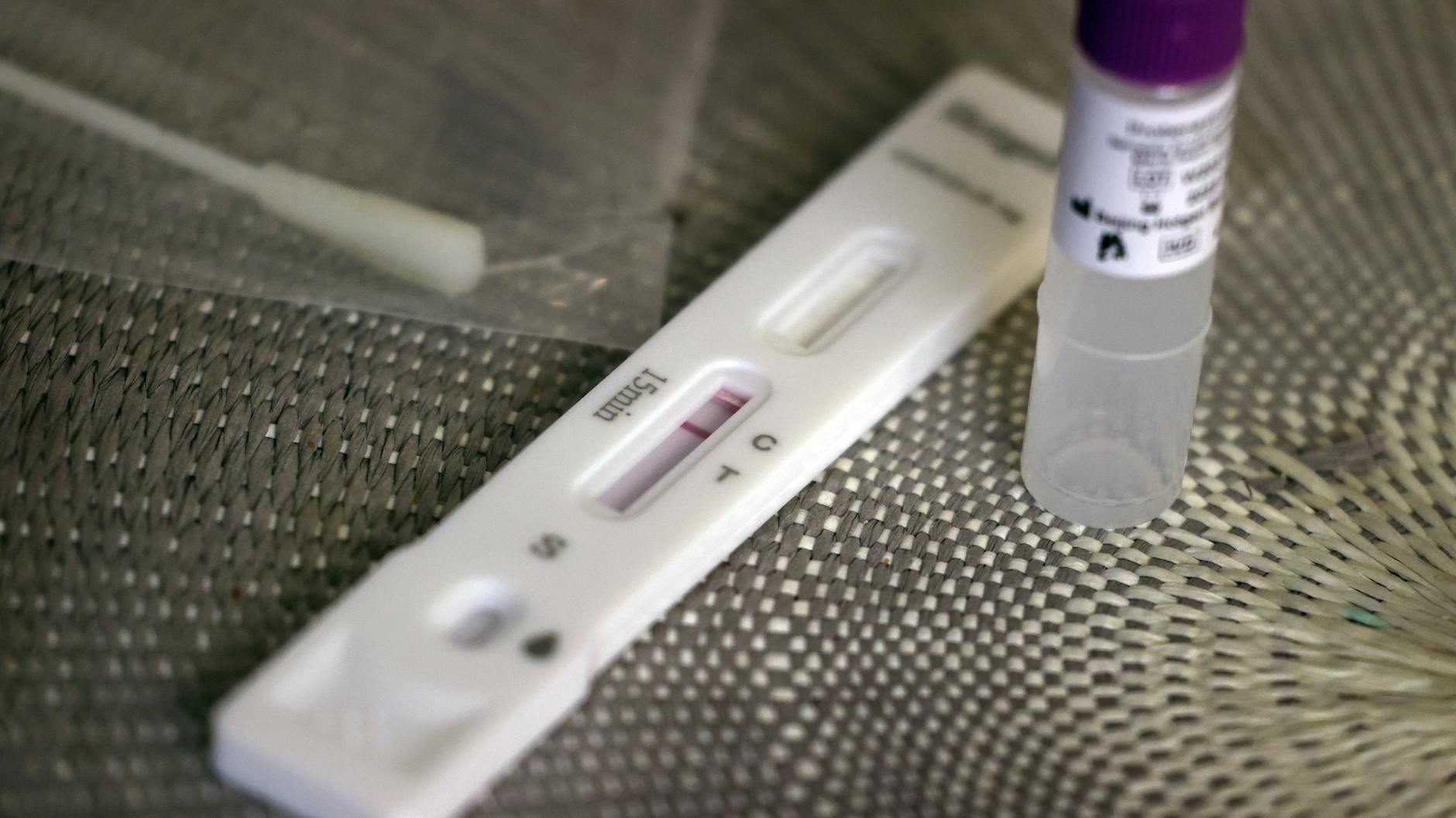 Schnelltests bieten beim Aufspüren von Corona-Infizierten immerhin eine gewisse Sicherheit. Arbeitgeber müssen sie ab Montag anbieten, mindestens einmal pro Woche.