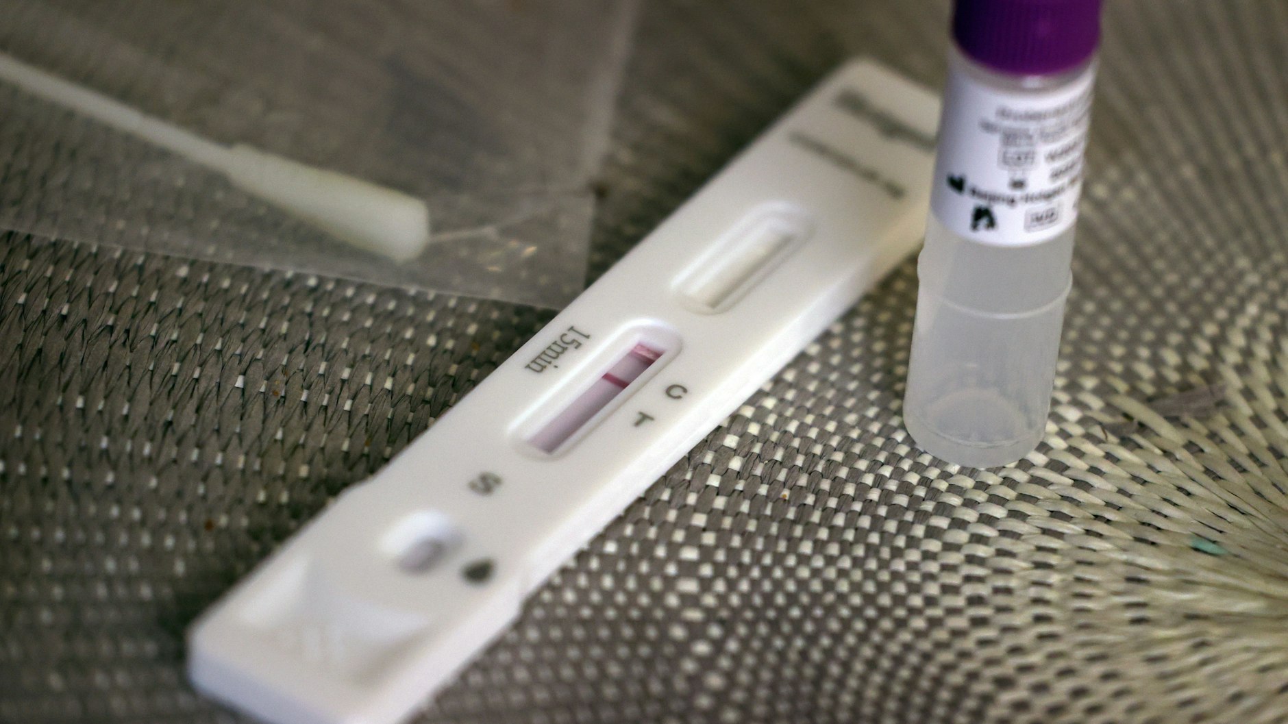 Schnelltests bieten beim Aufspüren von Corona-Infizierten immerhin eine gewisse Sicherheit. Arbeitgeber müssen sie ab Montag anbieten, mindestens einmal pro Woche.