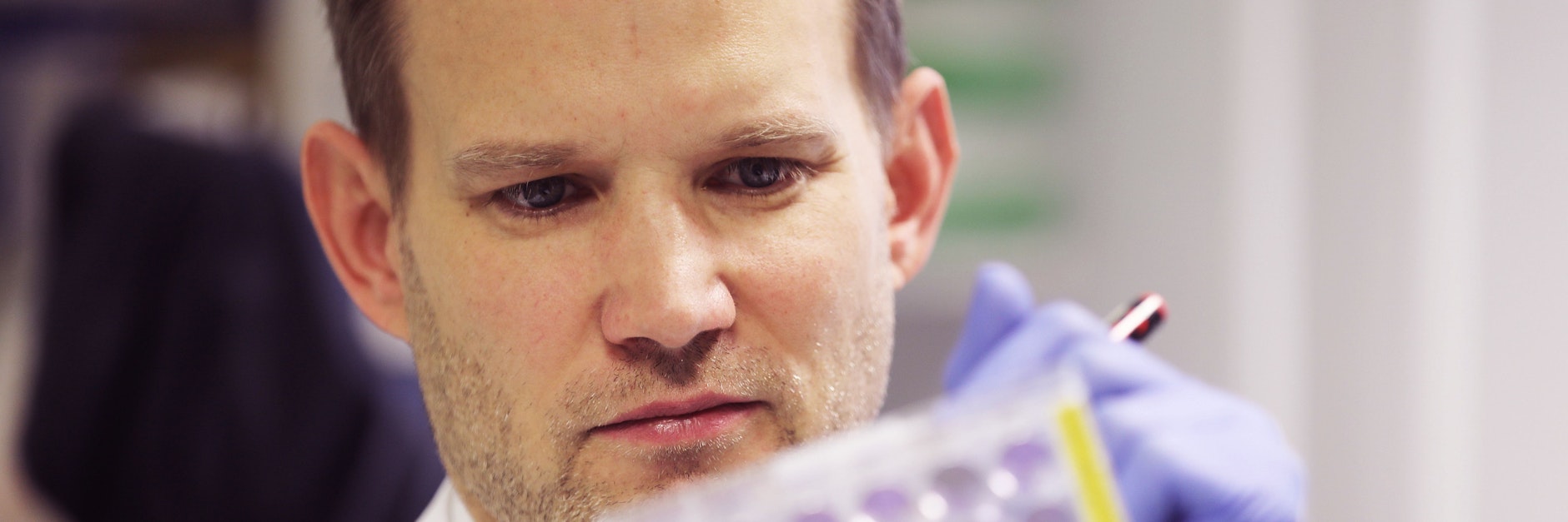 Hendrik Streeck, Virologe an der Uniklinik Bonn sitzt in einem Labor.