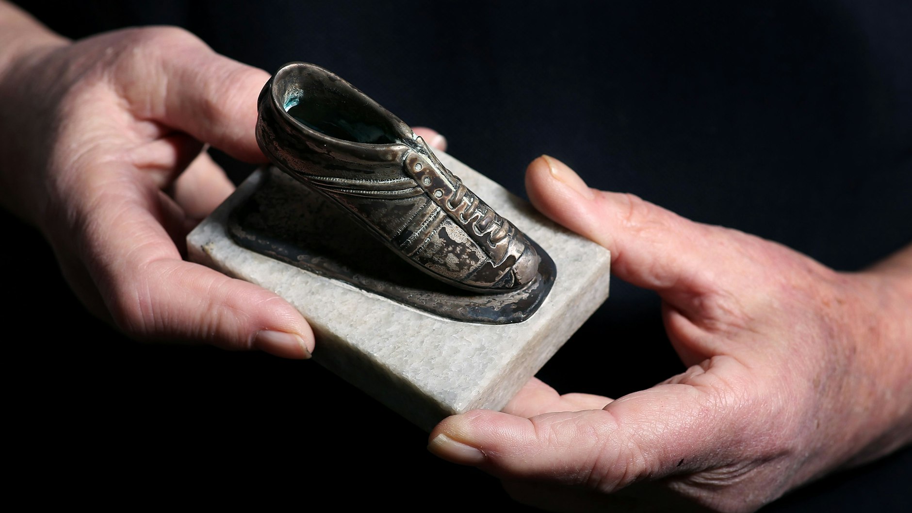1979 bekam Joachim Streich den „Silbernen Fußballschuh“ zur Auszeichnung als DDR-Fußballer des Jahres überreicht.