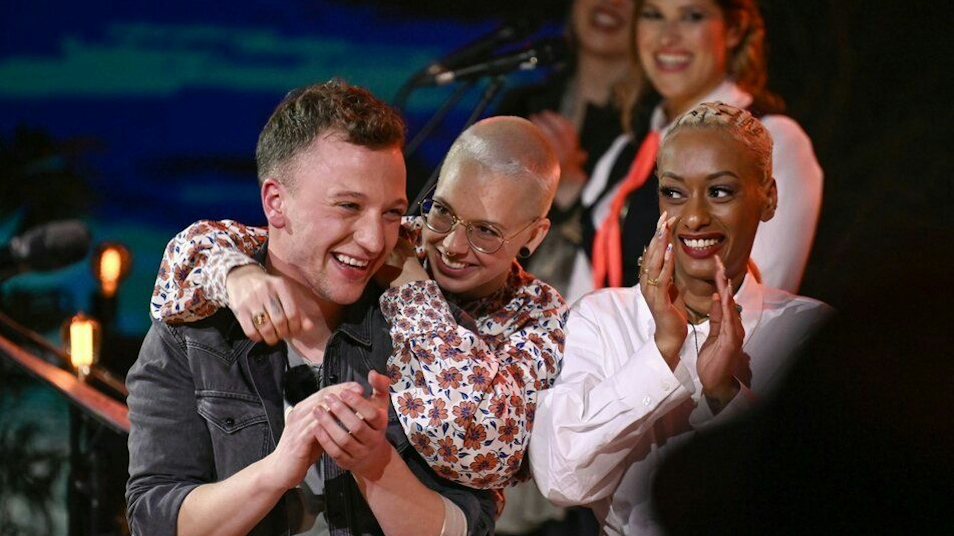 Auf der „Sing meinen Song“-Couch darf trotz Corona gekuschelt werden beim Tauschkonzert.