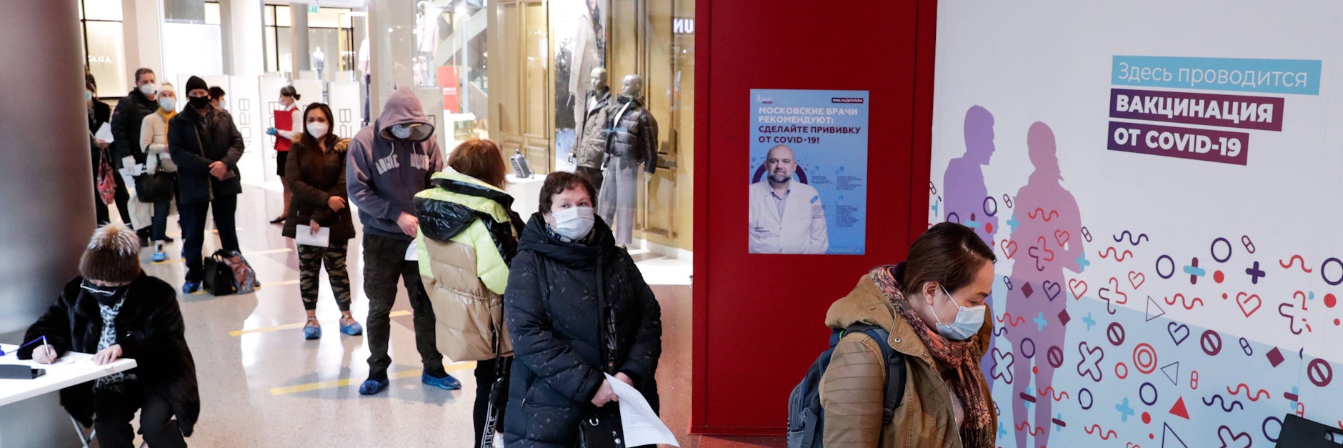In einem Moskauer Einkaufszentrum warten Menschen auf ihre Impfung. In der russischen Hauptstadt gibt es genügend Impfstoffe.