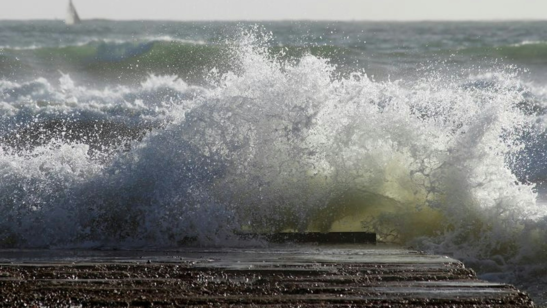 Der Ozean ist voll von winzigen unlöslichen Plastikpartikeln, die durch Wind und Gischt in die Atmosphäre gelangen können.