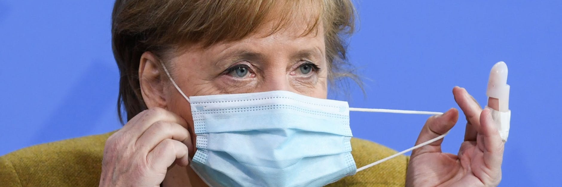 Havarie an der linken Hand: Merkels Mittelfinger ist geschient.