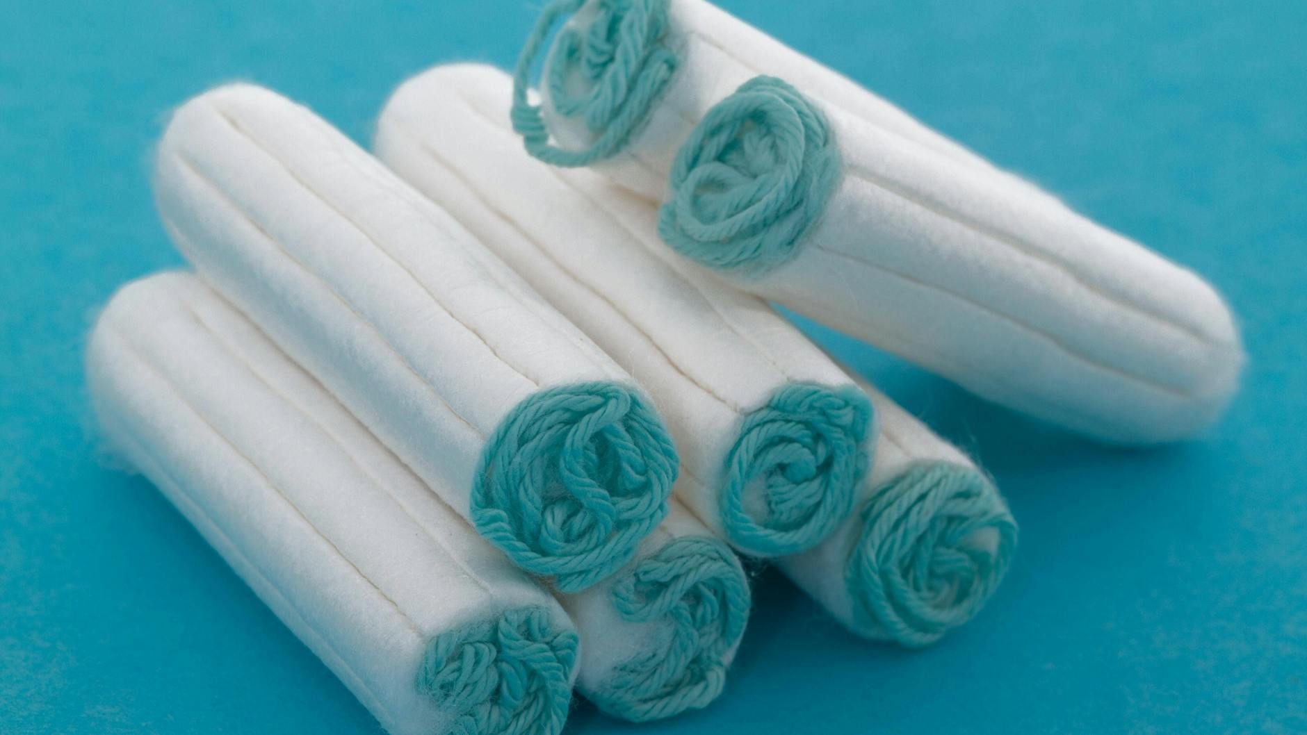 Tampons: Um sie diskret zu entsorgen, hatten sich zwei Männer aus dem Münsterland einen pinken Einmalhandschuh ausgedacht – den „Pinky Glove“. Das sorgte für Protest.