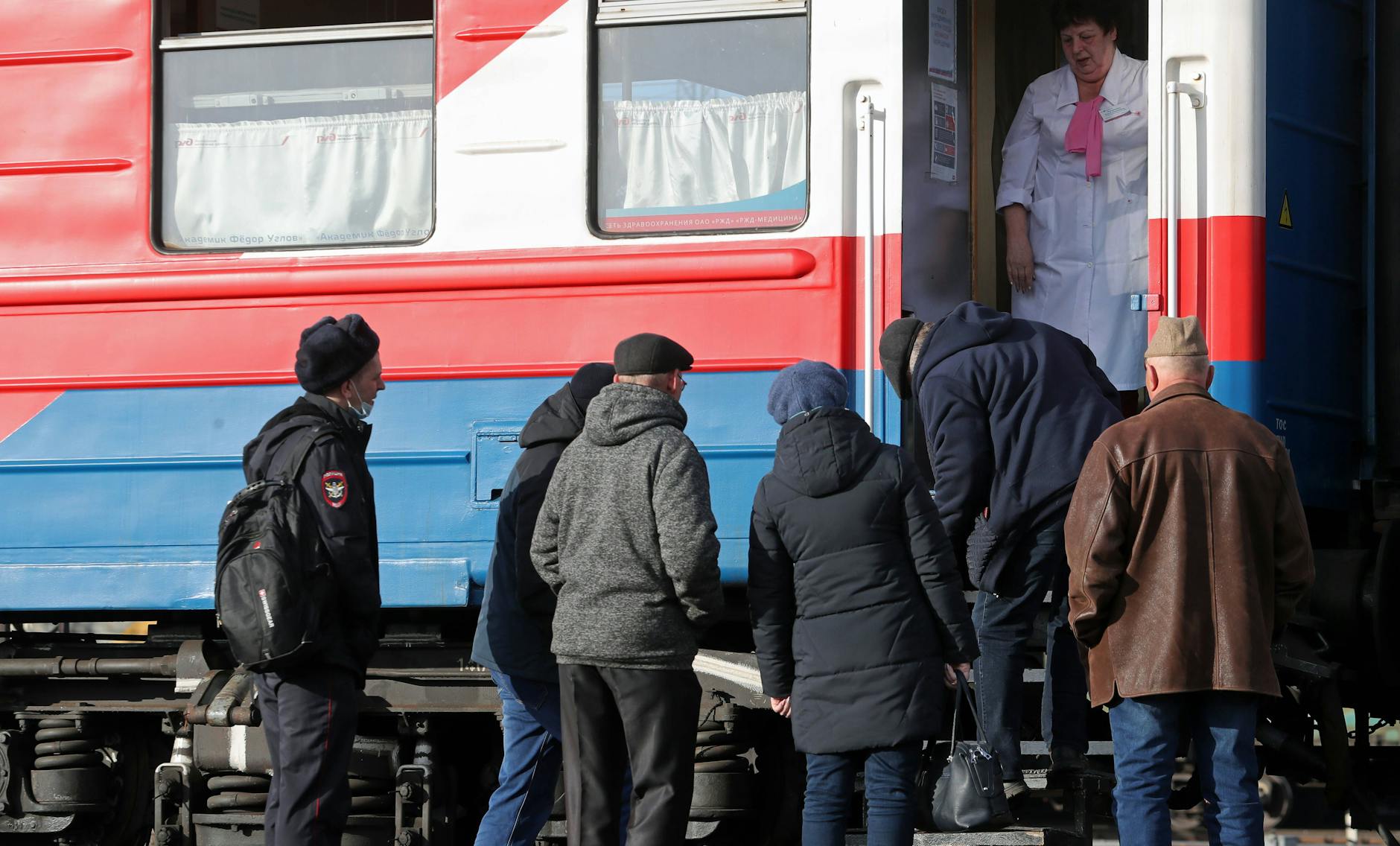 In der sibirischen Region Irkutsk stehen Menschen an einem Zug an, der von Ort zu Ort fährt und in dem man sich impfen lassen kann.