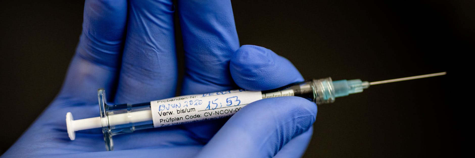 Eine Spritze mit dem Impfstoff der Firma Curevac, das sich noch in der Erprobungslage befindet.