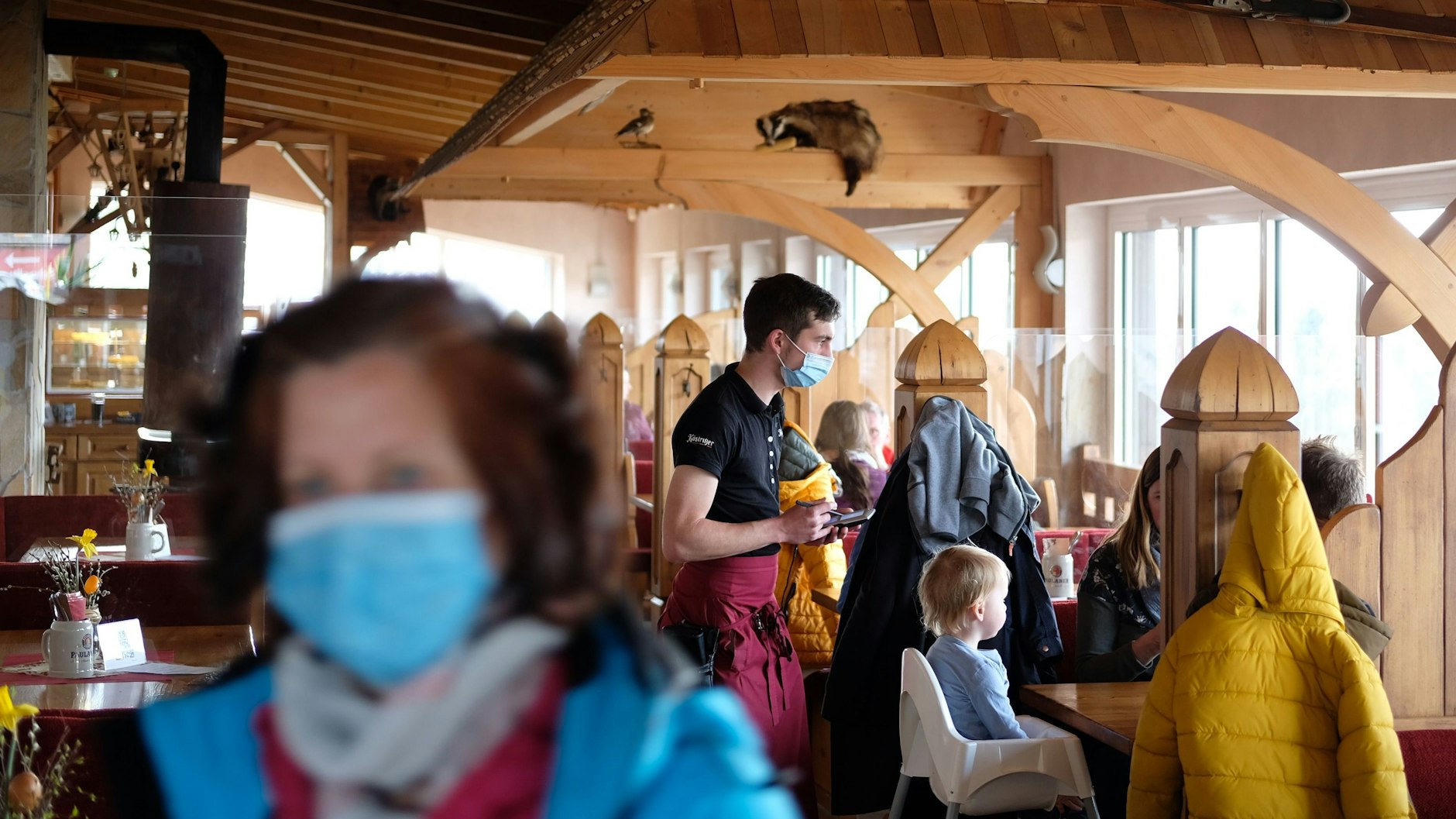 Augustusburg: Besucher des Restaurants vom Freizeitzentrum Rosts Wiesen.