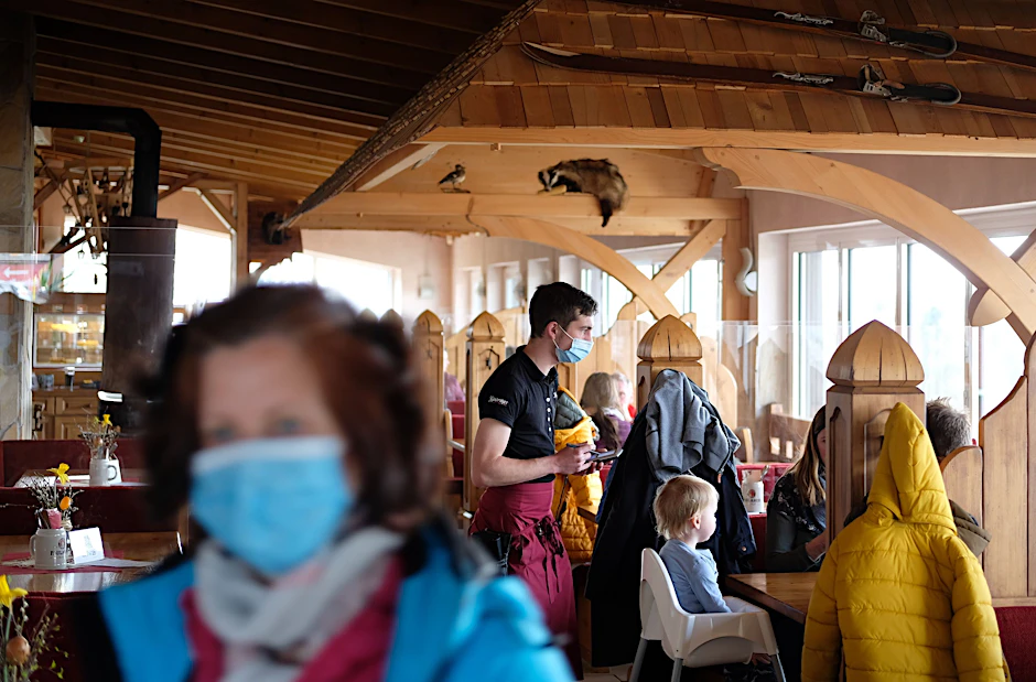 Augustusburg: Besucher des Restaurants vom Freizeitzentrum Rosts Wiesen.