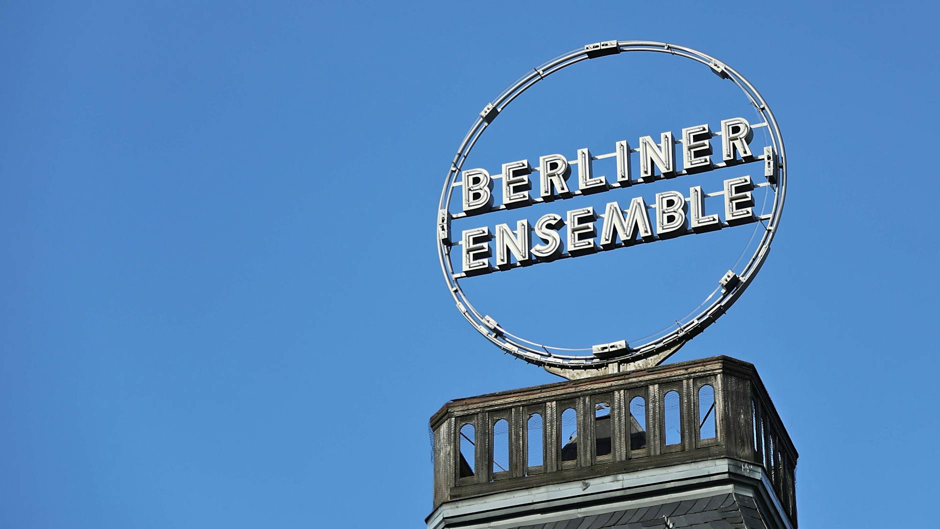 Das Logo des Berliner Ensembles auf dem Dach des Theaters.