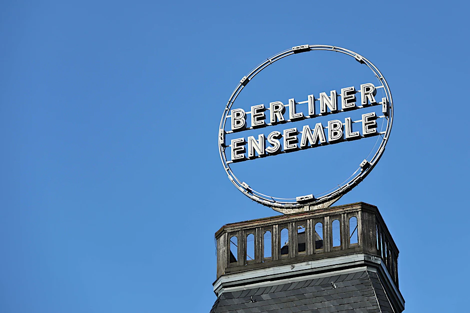 Das Logo des Berliner Ensembles auf dem Dach des Theaters.