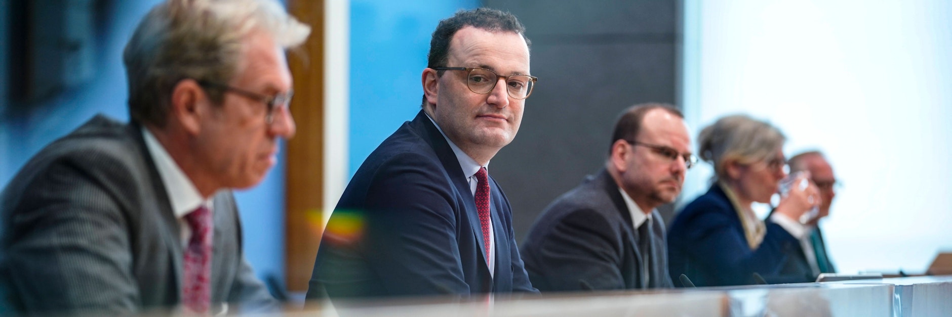Anfang April in der Bundespressekonferenz: Bundesgesundheitsminister&nbsp; Jens Spahn (2. v.l.) gemeinsam mit Dr. Andreas Gassen, Vorstandsvorsitzender Kassenaerztliche Bundesvereinigung KBV (l.)