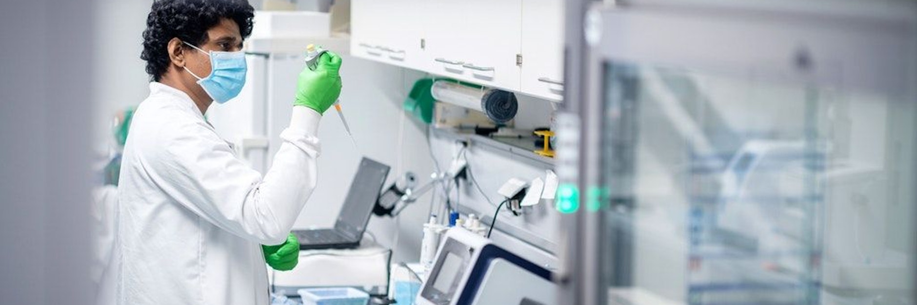 Ein Labor, in dem Corona-Abstriche analysiert werden.