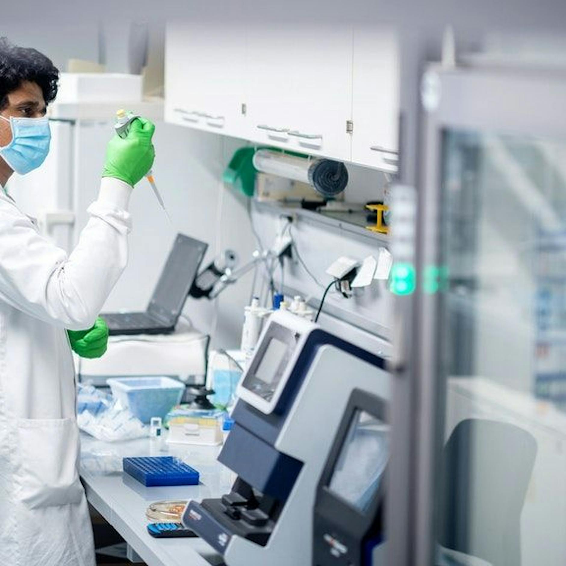 10 Corona-Tote an nur einem Tag in Berlin, fast 2500 Neuinfektionen; Inzidenz steigt wieder: Ist das schon die Omikron-Welle?