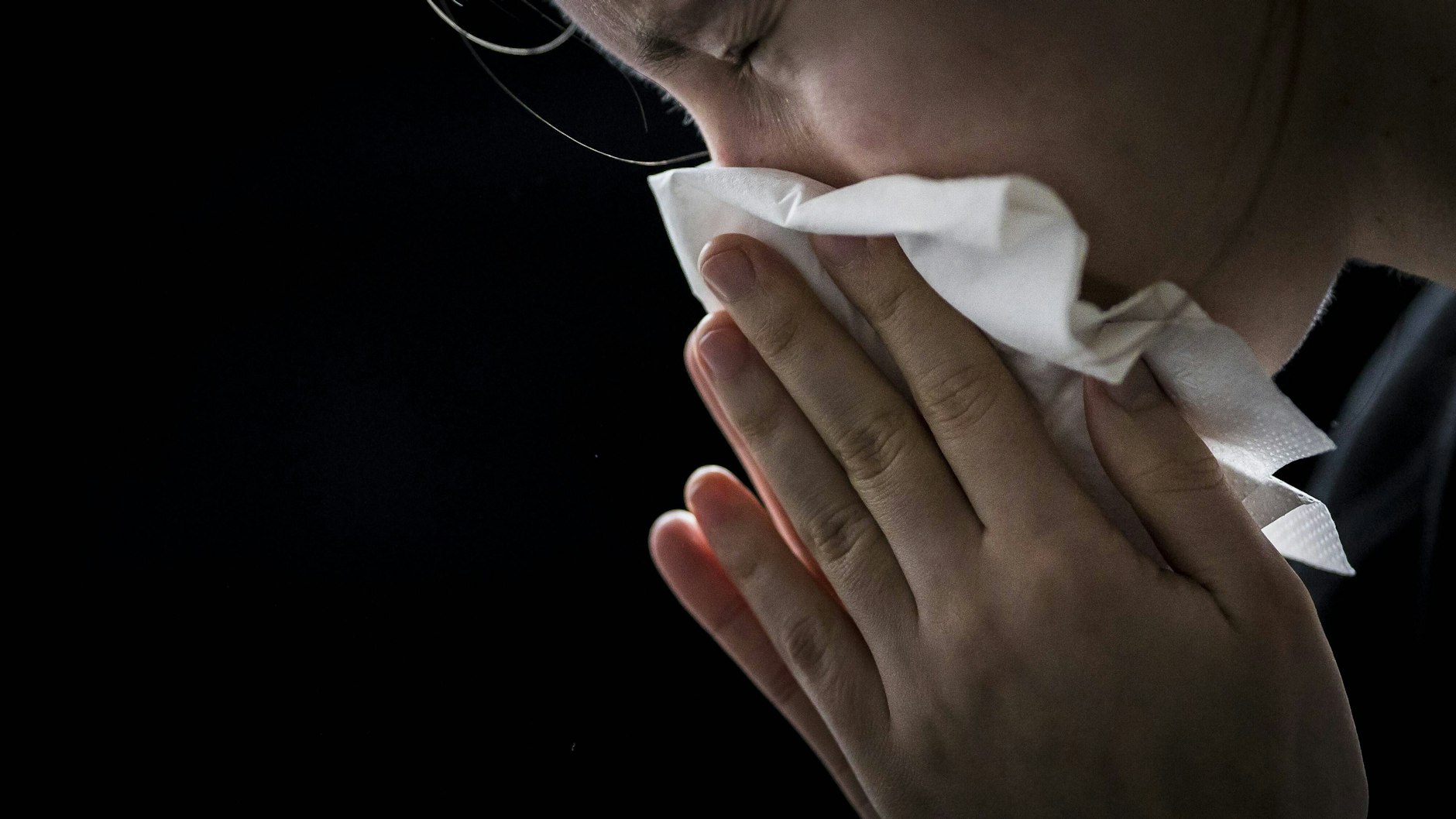 Wenn es im Frühjahr blüht, haben viele Pollenallergiker mit Niesattacken und einer immerzu laufenden Nase zu kämpfen.