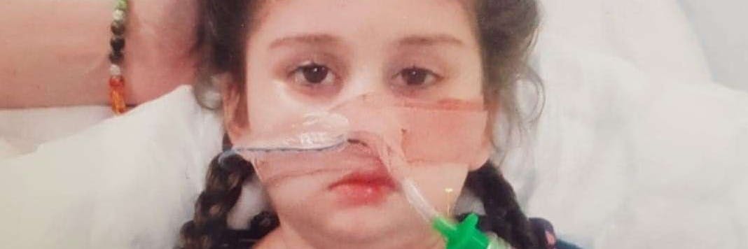 Die fünfjährige Pippa Knight liegt in ihrem Krankenhausbett.