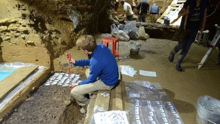 Ausgrabungen in der Höhle Bacho Kiro in Bulgarien. Hier fanden sich menschliche Überreste, die etwa 45.000 Jahre alt sind.