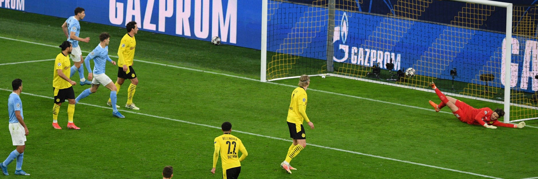 Moment der Entscheidung: Zum zweiten Mal an diesem Abend liegt der Ball im Tor des BVB.