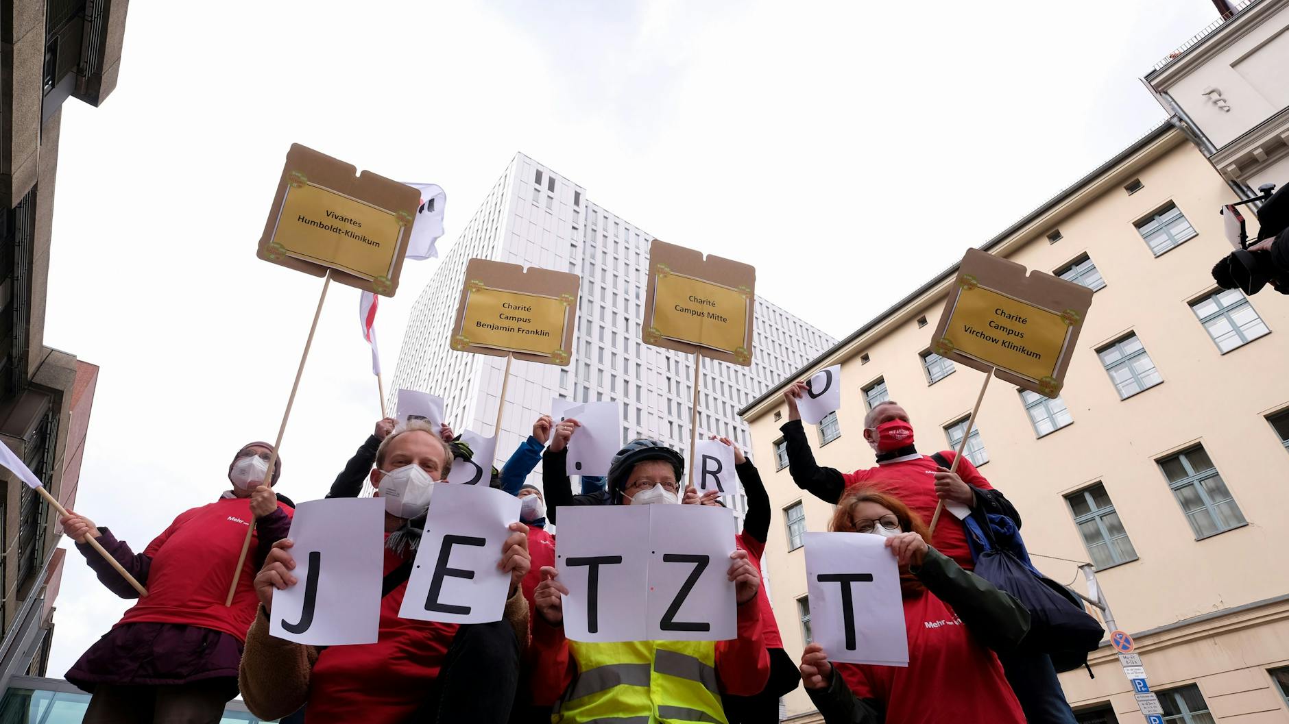 Posieren für PPR 2.0: Pflegekräfte machen vor dem Bettenhochhaus der Charité auf den Mangel an Personal aufmerksam.
