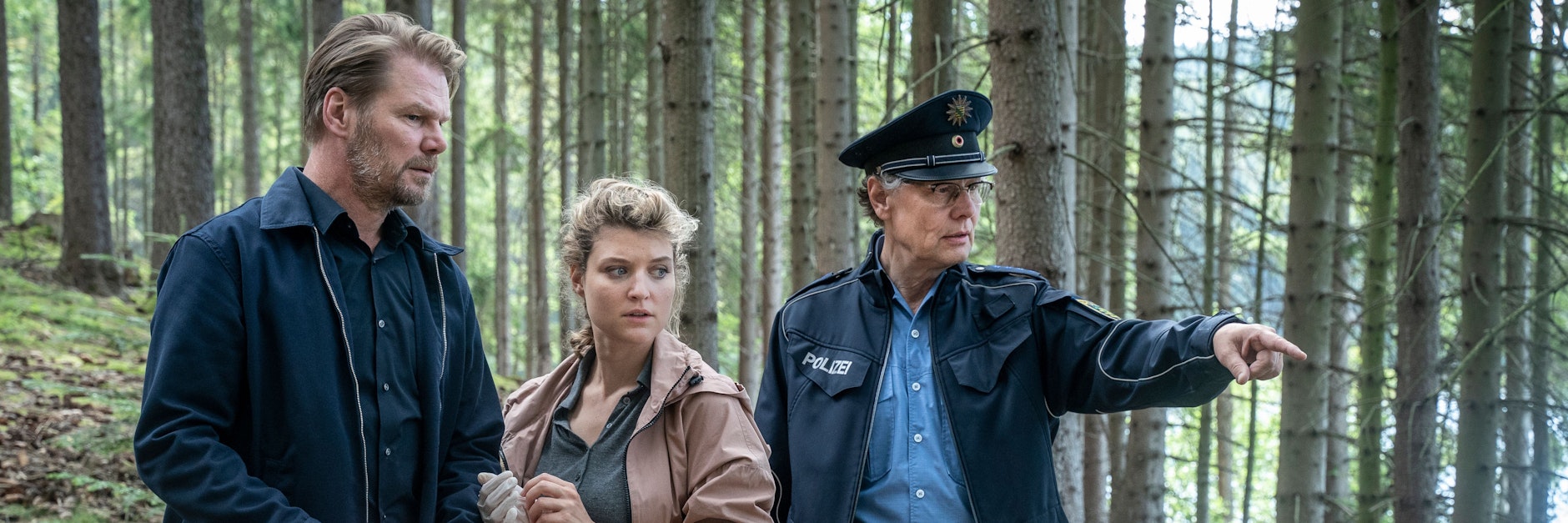 Im „Erzgebirgskrimi“ zeigt der Polizist Rainer Wagner (Thomas Bading, r.) den Kommissaren Robert Winkler (Kai Scheve) und Karina Szabo (Lara Mandoki) den Fundort einer Leiche.
