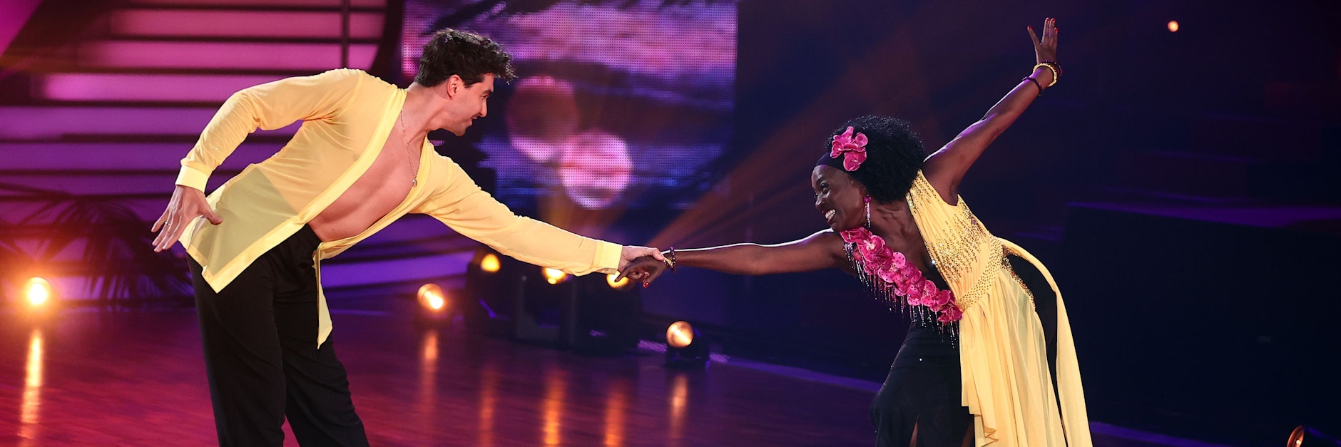 Auma Obama und Profitänzer Andrzej Cibis tanzen in der RTL-Show „Let's Dance“ trotz des Todes von Obamas Mutter weiter. 