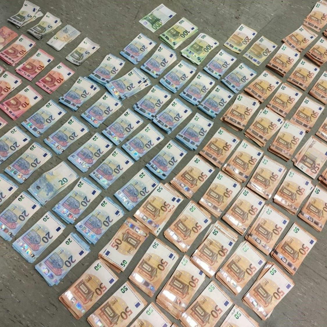 Die Dealer sind nicht nur ihre Ware los und sitzen in Untersuchungshaft, auch ihr Geld hat jetzt die Polizei.