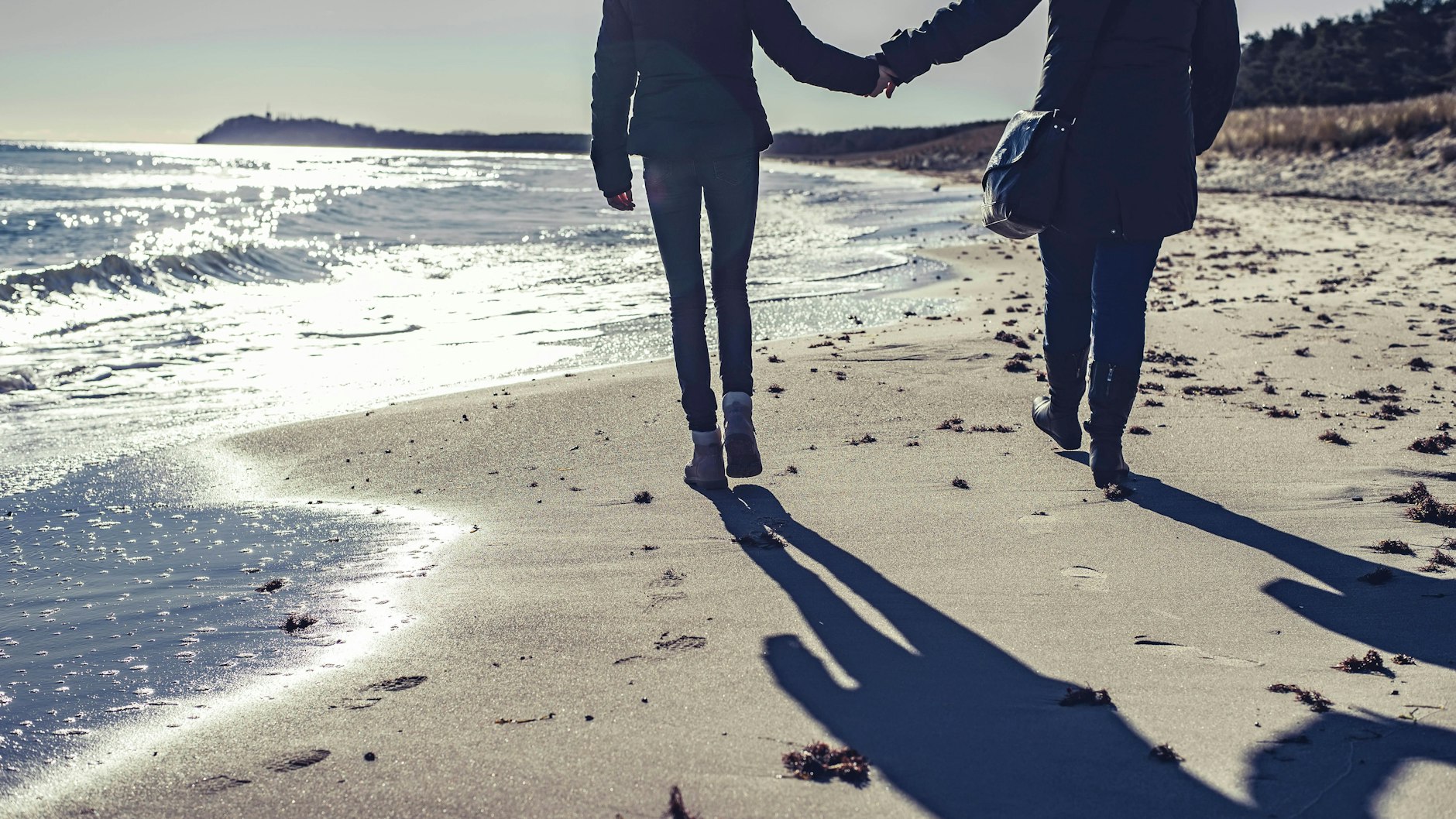 Spaziergang am Ostseestrand: im Moment für Berliner und Brandenburger leider nicht möglich. Doch irgendwann werden Reisen ans Meer auch ihnen wieder erlaubt sein – allerdings ohne Ostsee-Ticket.