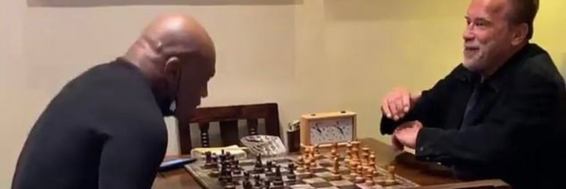 Arnold Schwarzenegger und Mike Tyson bei ihrem Fight am Schachbrett