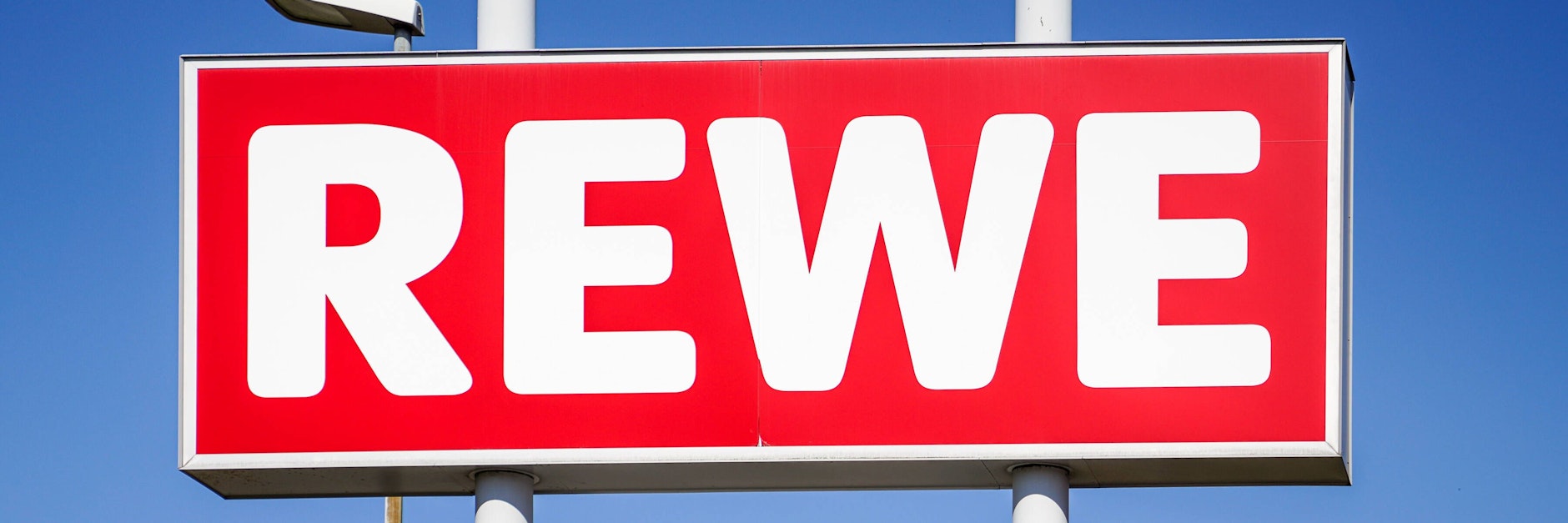 Die Rewe-Gruppe möchte das Impfen gegen Corona belohnen und auch die Betriebsärzte den Impfstoff verimpfen lassen.