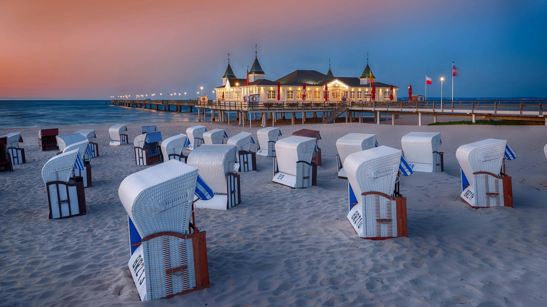 Sehnsuchtsziel Usedom: Strandkörbe und Seebrücke in Ahlbeck. Im Moment sind weder Urlaubsreisen noch Tagesausflüge oder Aufenthalte in Zweitwohnungen erlaubt. Wenn Corona endet, wird der Tourimus wieder beginnen.