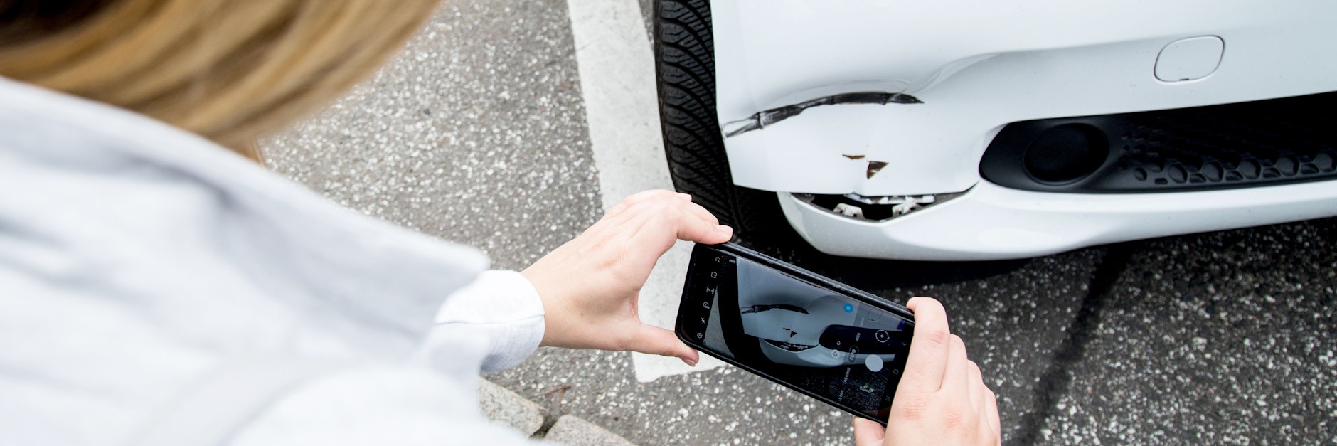 Dokumentation: Wer Schäden am Car-Sharing-Auto entdeckt, sollte sie vor Fahrtantritt fotografieren und sie dem Anbieter dann melden.&nbsp;