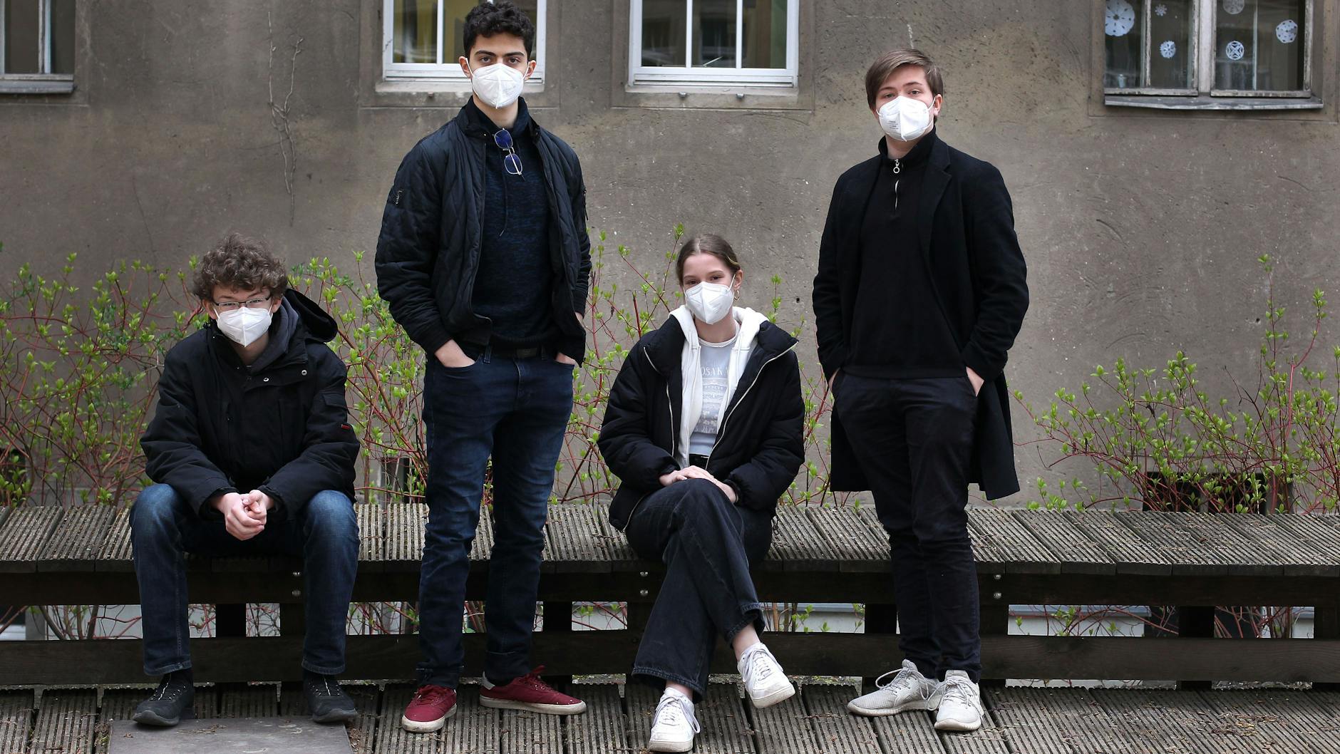 Johannes Hofmann , Khalil el-Chaer, Carlotta Zitzmann und Bruno Dienhardt auf dem Schulhof des Andreas Gymnasiums in Friedrichshain. 
