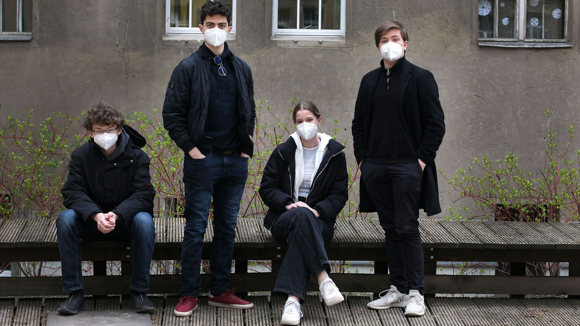 Johannes Hofmann , Khalil el-Chaer, Carlotta Zitzmann und Bruno Dienhardt auf dem Schulhof des Andreas Gymnasiums in Friedrichshain.&nbsp;