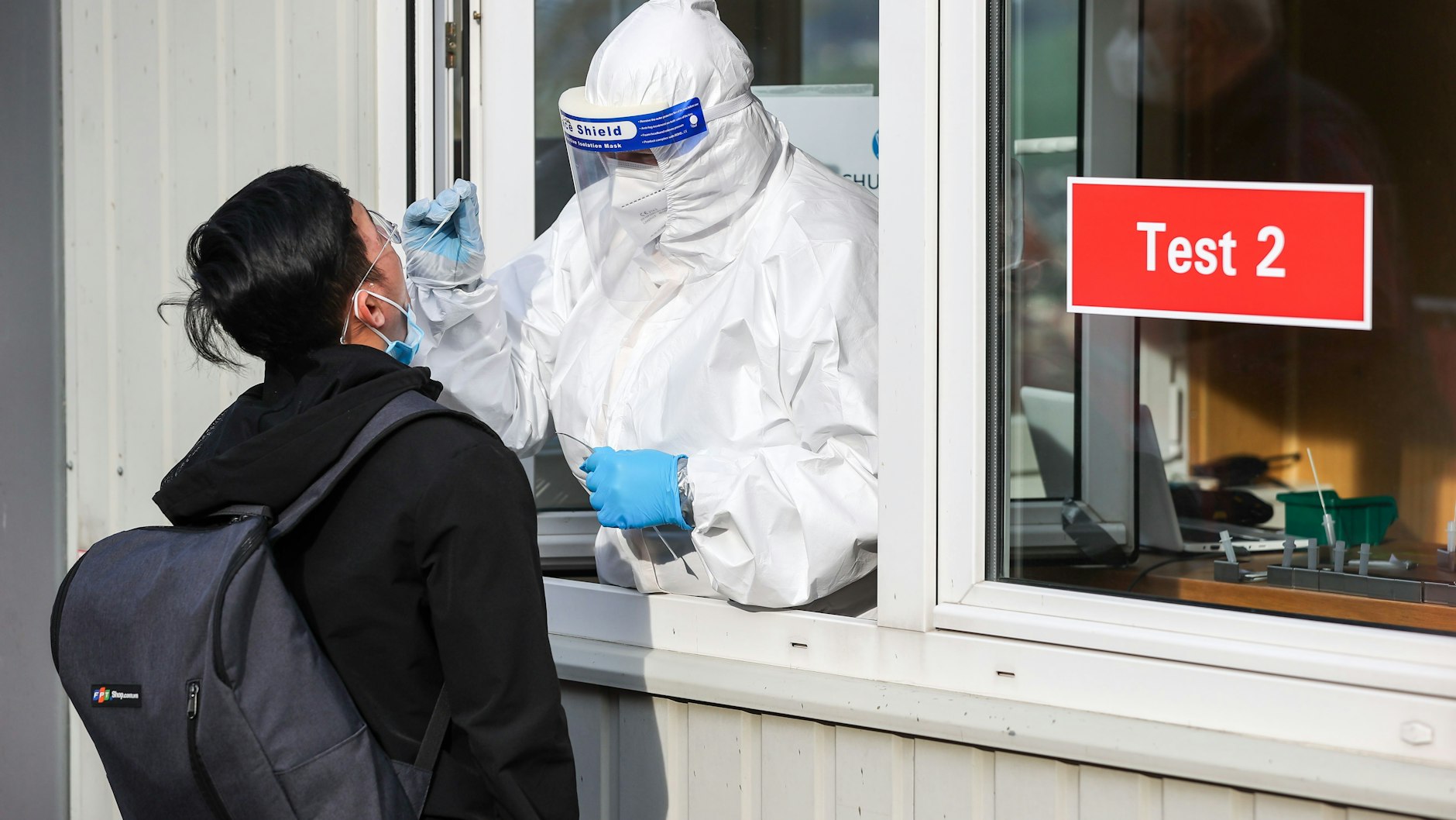 Ein Mann lässt sich in Augustusburg testen.