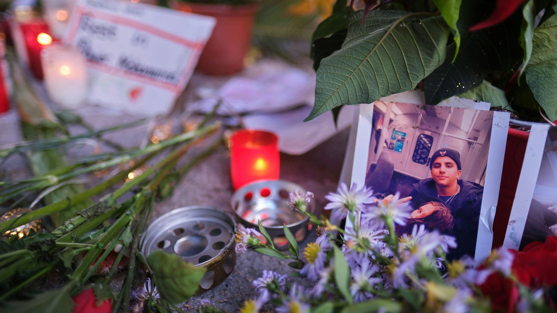 Tatort Monbijoupark: Dort, wo der 13-Jährige getötet wurde, erinnerten später Blumen und Kerzen an das Opfer.