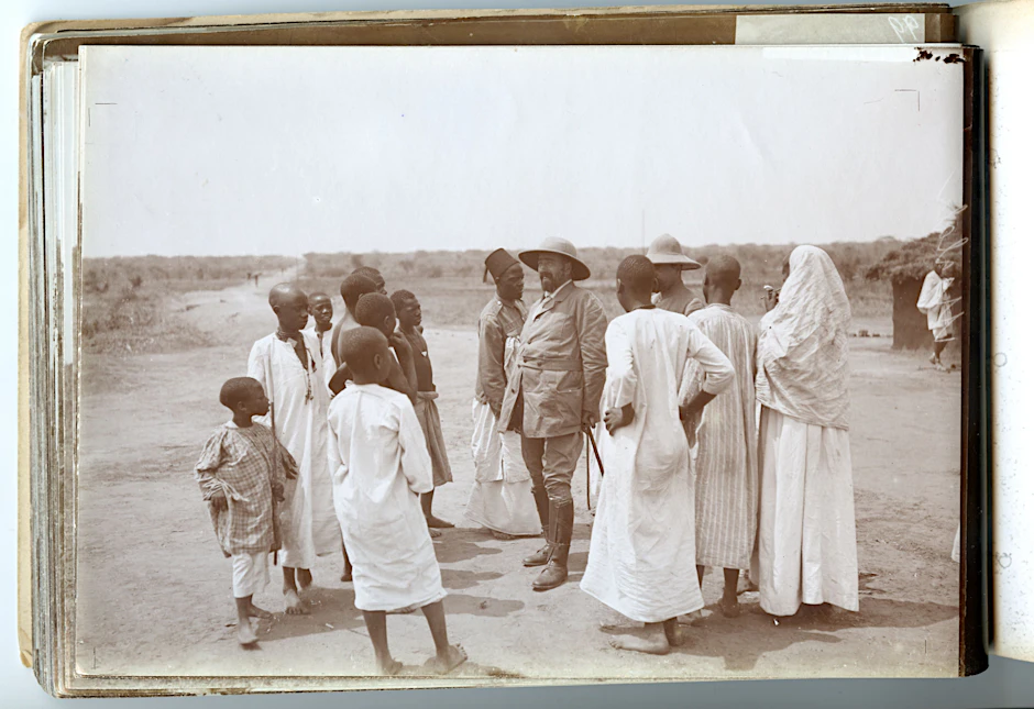 Kolonialstaatssekretär Bernhard Dernburg im Gespräch mit Missionsschülern. Das Foto entstand 1907 während seiner Reise durch die damalige Kolonie Deutsch-Ostafrika und stammt aus einem von drei Alben, die das Deutsche Historische Museum (DHM) erwarb.&nbsp;