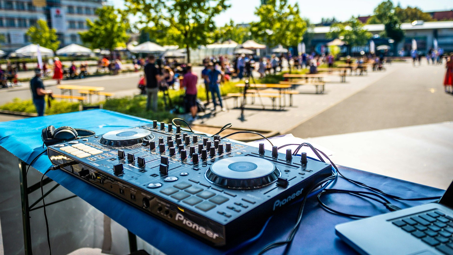Die Berliner Clubs wollen ihre Events nach draußen verlagern. Dazu gebe es laut Clubcommission entsprechende Hygienekonzepte. (Symbolbild) 