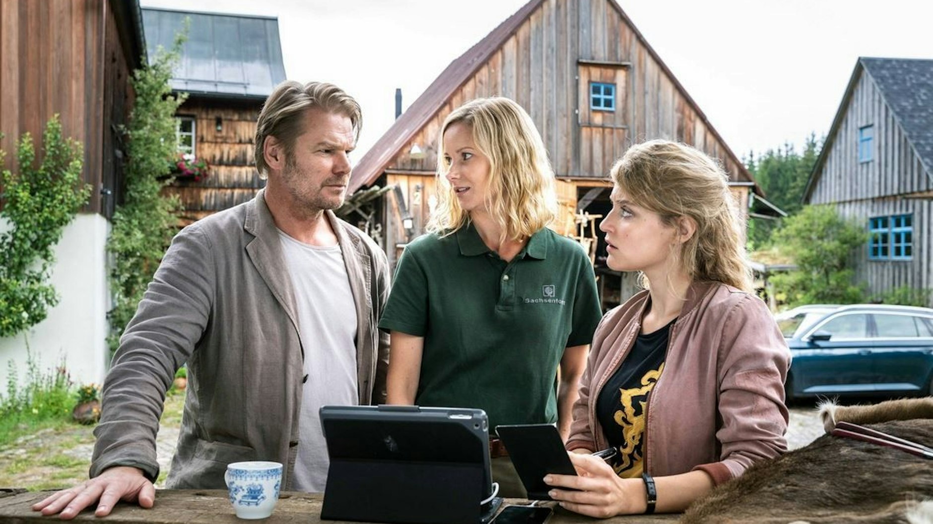 Es ist bereits die dritte Folge des „Erzgebirgskrimis“ mit den Kommisaren Robert Winkler (Kai Scheve, l.) und Karina Szabo (Lara Mandoki, r.).