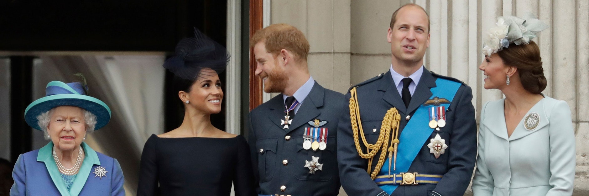 Queen Elizabeth II. mit ihren Enkelsöhnen in Uniform, Harry und William, und deren Frauen Meghan und Kate