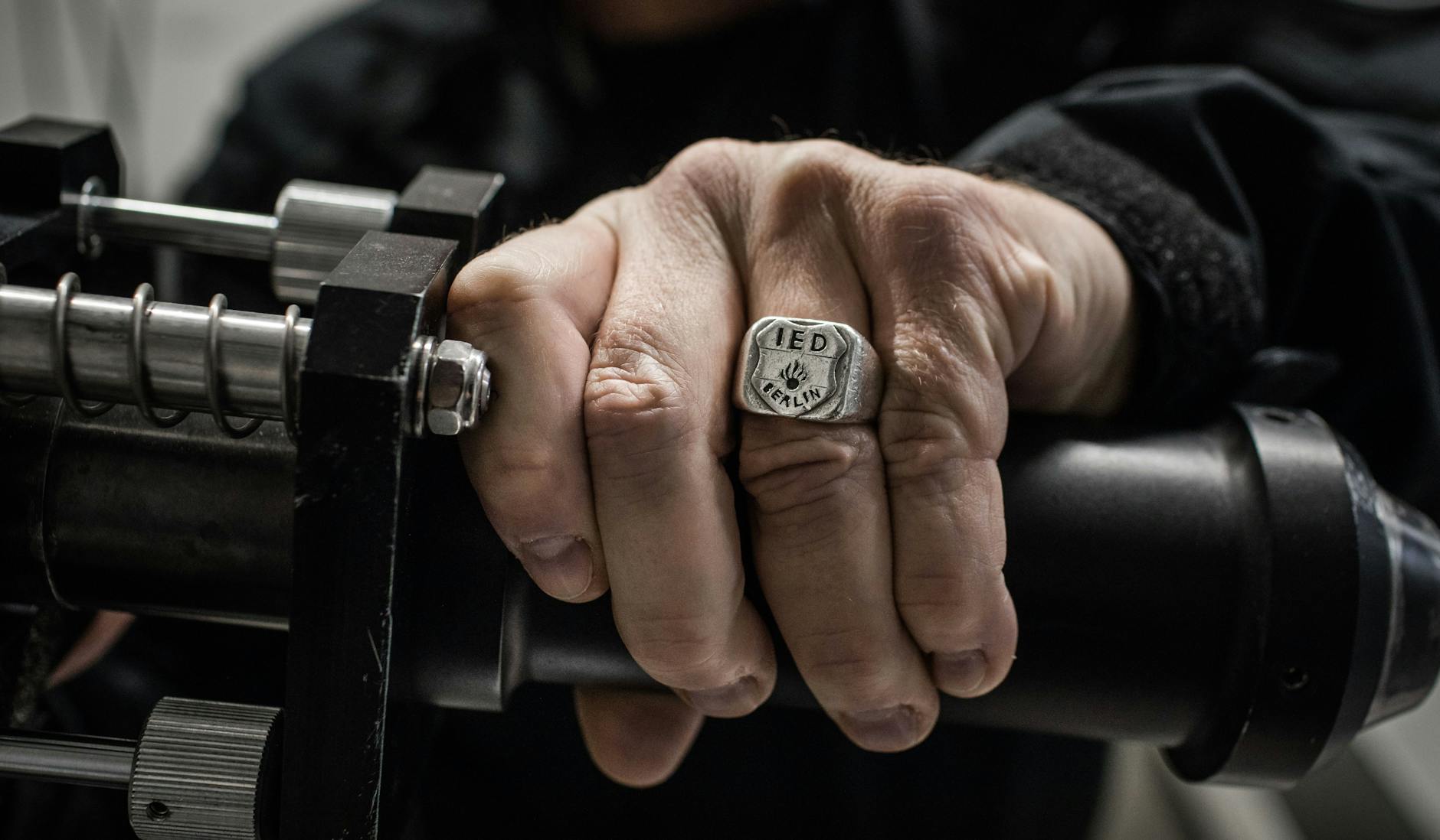 Jeder USBV-Entschärfer trägt einen Silberring mit dem internationalen Kürzel IED. Es steht für Improvised Explosive Device. Im deutschen Polizeijargon heißt das: Unkonventionelle Spreng- und Brandvorrichtung.