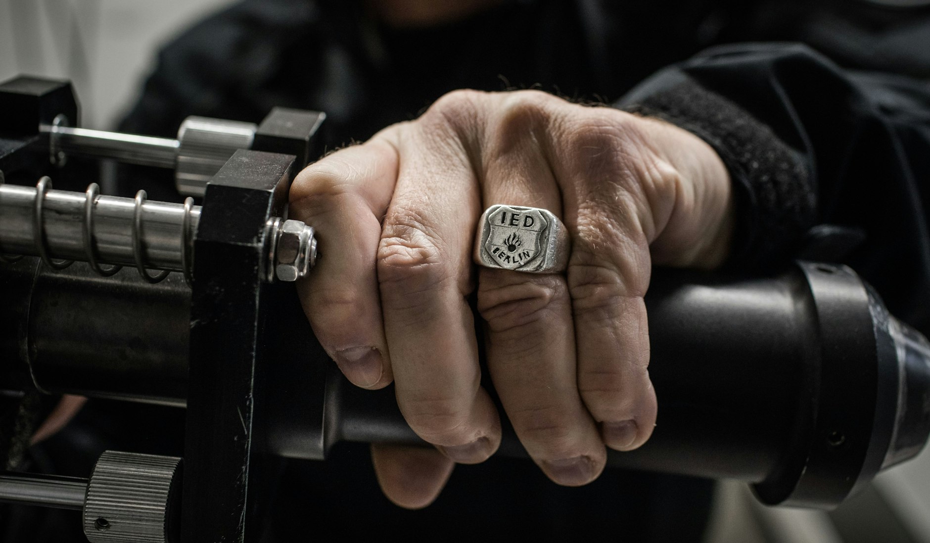 Jeder USBV-Entschärfer trägt einen Silberring mit dem internationalen Kürzel IED. Es steht für&nbsp;Improvised Explosive Device. Im deutschen Polizeijargon heißt das: Unkonventionelle Spreng- und Brandvorrichtung.