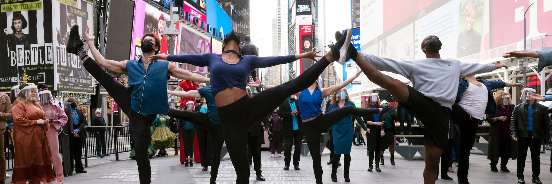 In der Hoffnung auf bessere Zeiten: Broadway-Tänzer bei einer kurzen Performance unter freiem Himmel am Times Square in New York im März 2021. 