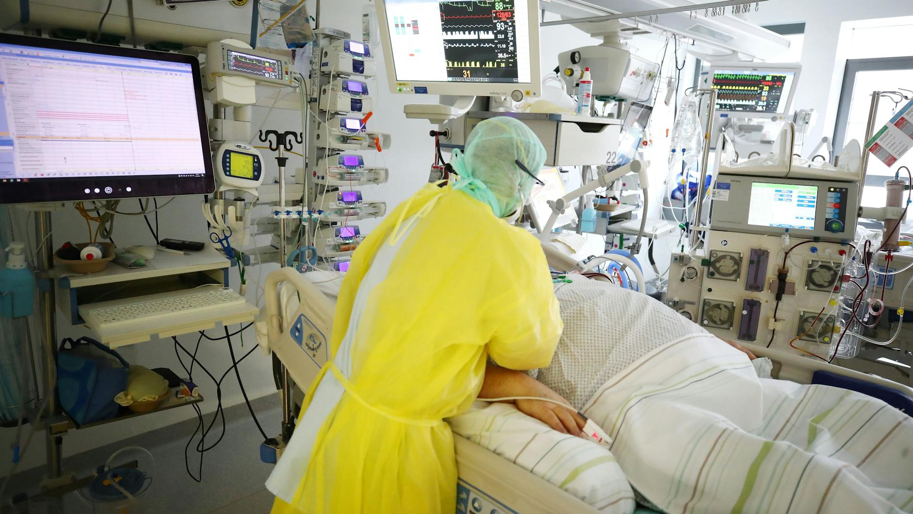 Fünf schwer erkrankte Covid-19-Patienten mussten gestern von Thüringen in andere Bundesländer verlegt werden. Intensivmediziner in Deutschland warnen weiterhin vor Triage-Situationen in Krankenhäusern. 